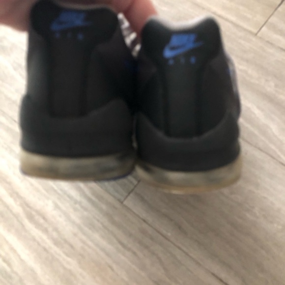 Nike Air Max Invigor Sneakers Shoes Black Wolf Grey Youth Size 4.5 - Picture 2 of 7